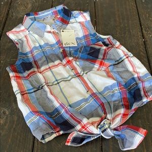 DEX girl’s tied-up shirt